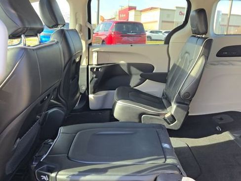Certified 2021 Chrysler Pacifica Limited image 25