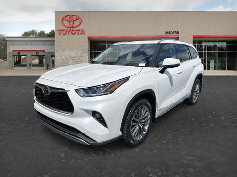 Certified 2025 Toyota Highlander Limited AWD/4WD image 1