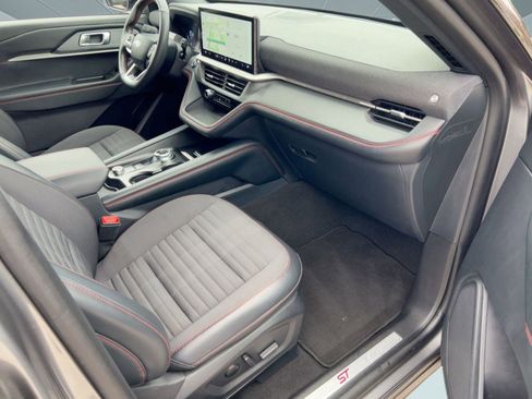 Used 2025 Ford Explorer ST-Line w/ ST-Line Street Pack image 31