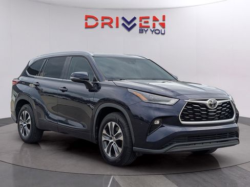 Used 2022 Toyota Highlander XLE image 7