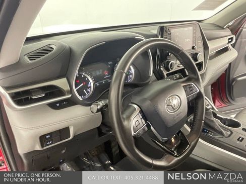Used 2020 Toyota Highlander XLE AWD/4WD image 35