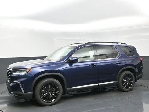 New 2025 Honda Pilot Touring image 2