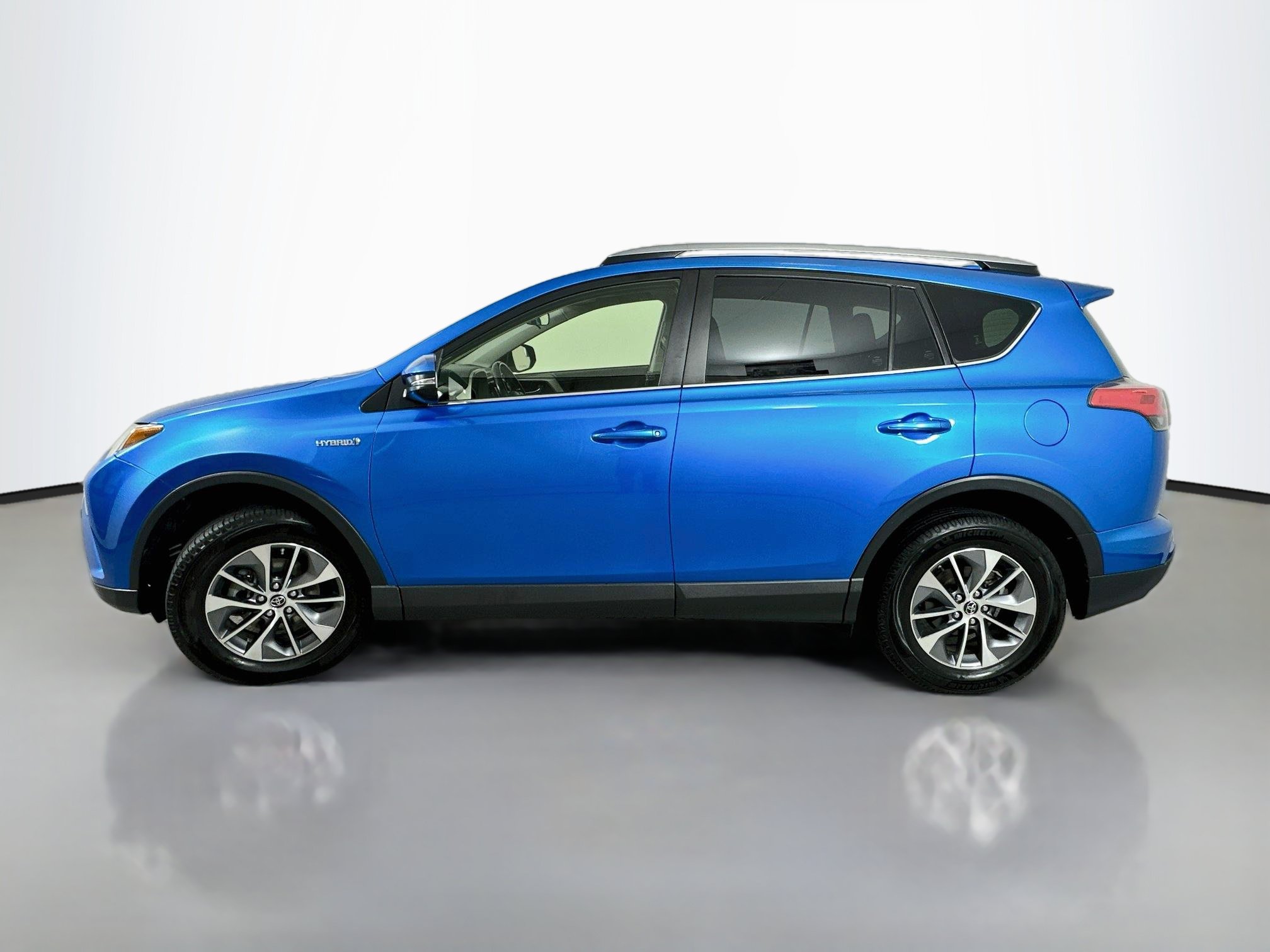 Used 2018 Toyota RAV4 XLE AWD/4WD image 4