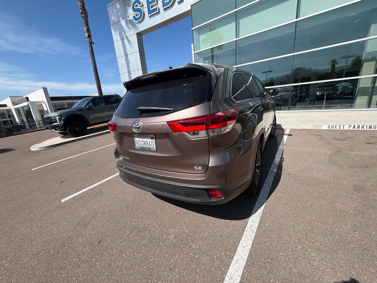 Used 2018 Toyota Highlander Plus w/ Carpet Mat Package (TMS) FWD image 10