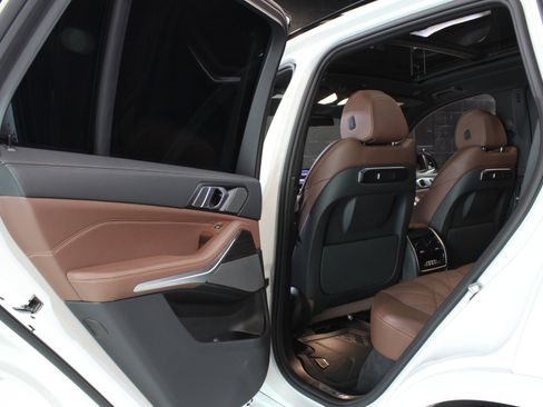 Used 2025 BMW X5 xDrive40i w/ M Sport Package image 38