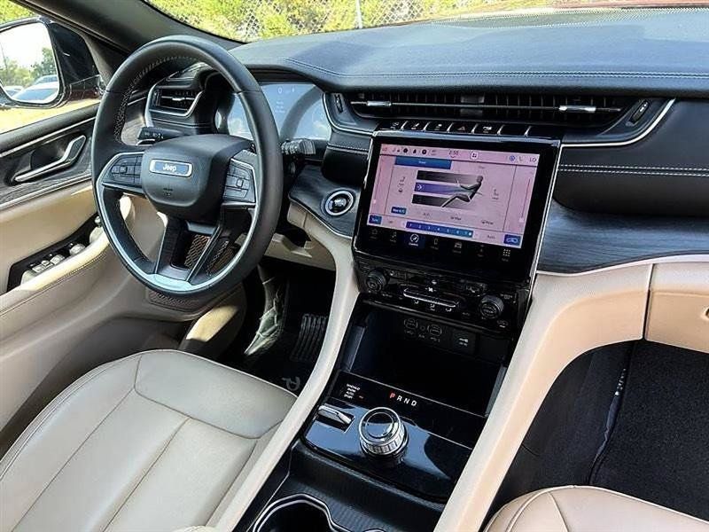 Used 2024 Jeep Grand Cherokee L Limited w/ Black Appearance Package AWD/4WD image 19