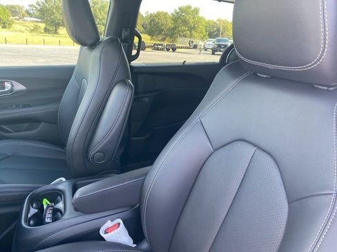 New 2026 Chrysler Pacifica Select image 13