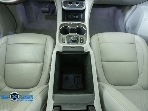 Used 2020 GMC Acadia SLT w/ LPO, Cargo Package AWD/4WD image 36
