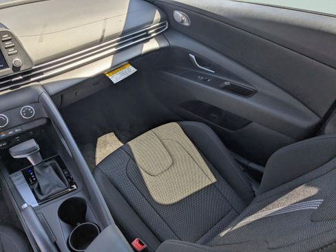 New 2025 Hyundai Elantra SE image 18