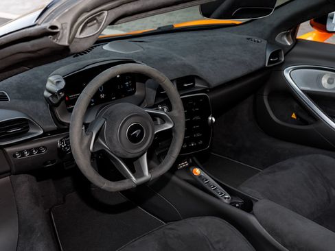 Used 2025 McLaren Artura Spider RWD image 48