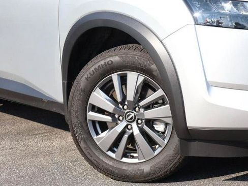 Used 2025 Nissan Pathfinder SV w/ SV Premium Package FWD image 3