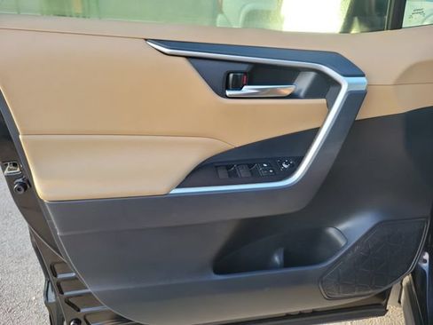 Used 2019 Toyota RAV4 XLE FWD image 12
