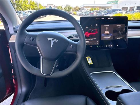 Used 2024 Tesla Model Y 2WD image 11