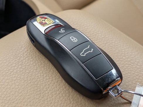 Used 2018 Porsche Macan image 32