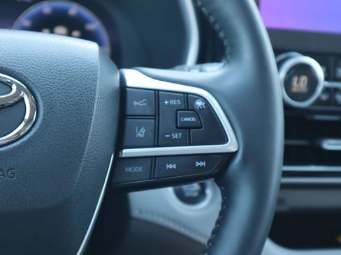 Used 2024 Toyota Highlander Limited image 12