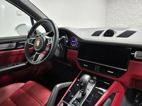 Used 2022 Porsche Cayenne Platinum Edition image 52