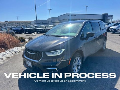 Used 2024 Chrysler Pacifica Touring-L image 7