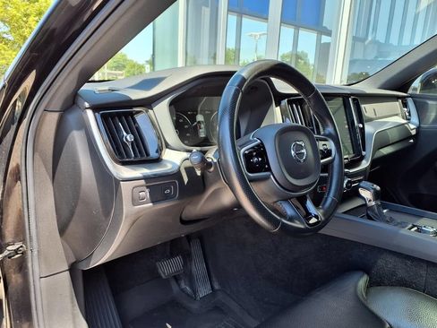 Used 2019 Volvo XC60 T5 Momentum w/ Multimedia Package AWD/4WD image 11