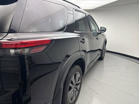 Used 2022 Nissan Pathfinder SV image 5