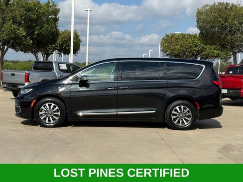 Used 2023 Chrysler Pacifica Limited FWD image 2