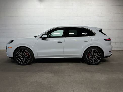 Certified 2025 Porsche Cayenne Turbo image 2