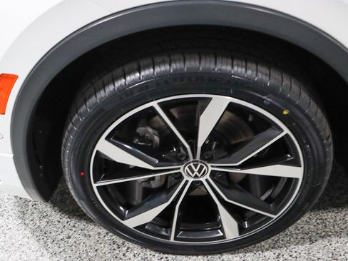 Used 2022 Volkswagen Tiguan SEL R-Line image 11