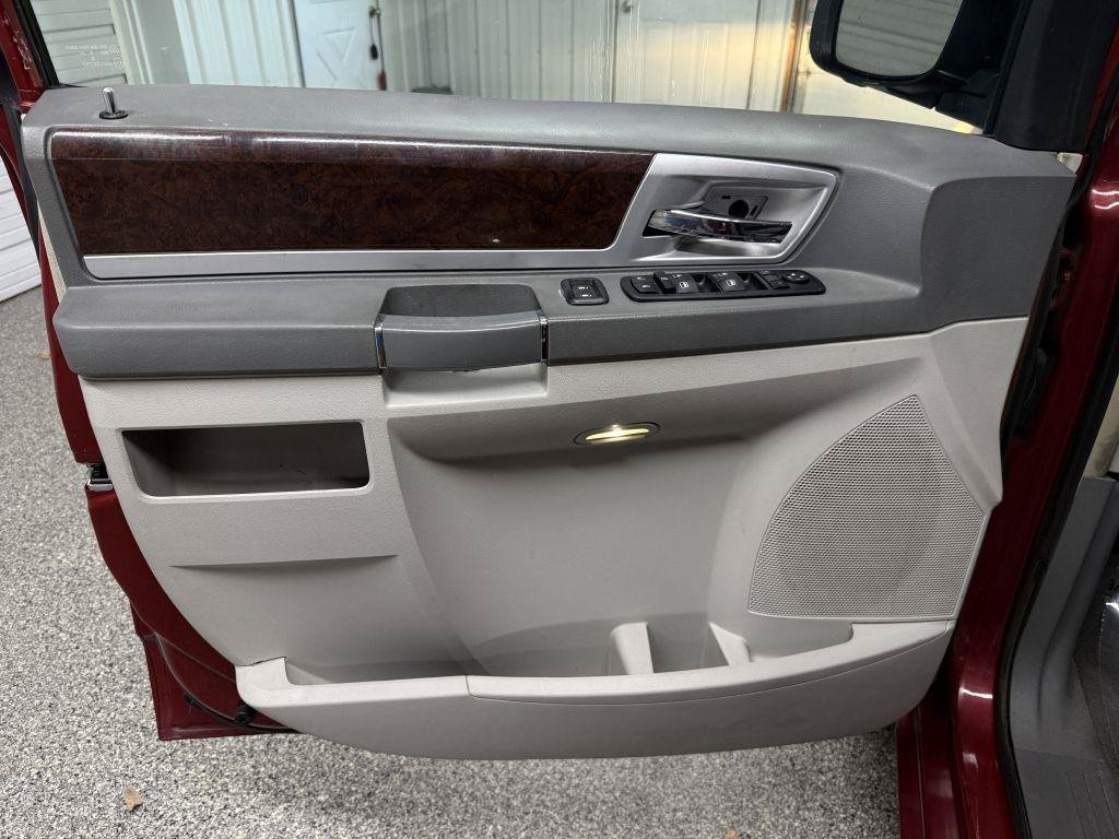 Used 2010 Chrysler Town & Country Touring FWD image 15
