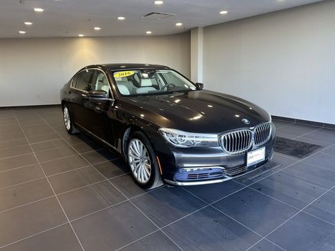 Used 2016 BMW 740i image 3