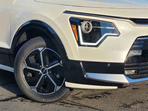 Used 2023 Kia Niro SX image 4