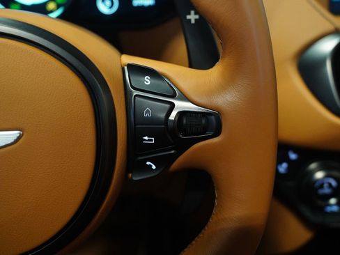 Used 2021 Aston Martin V8 Vantage Roadster RWD image 19