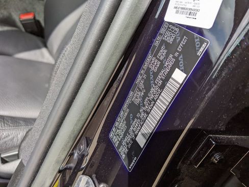 Certified 2023 Volvo XC60 B5 Plus w/ Climate Package image 30