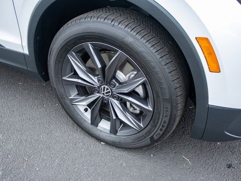 Used 2023 Volkswagen Tiguan SE image 9