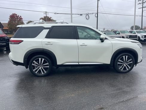 Used 2024 Nissan Pathfinder Platinum w/ Black Appearance Package image 6