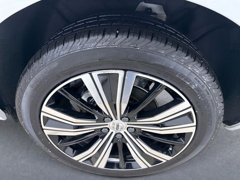 Used 2023 Volvo XC60 B5 Plus image 21