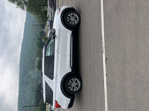 Used 2021 Ford Explorer XLT w/ Equipment Group 202A AWD/4WD image 7