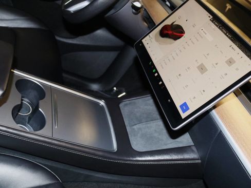 Used 2023 Tesla Model Y Performance image 46