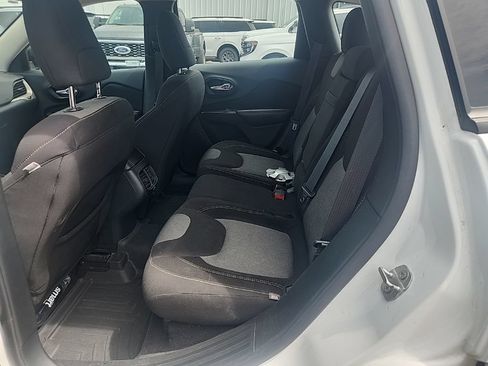 Used 2016 Jeep Cherokee Sport FWD image 19