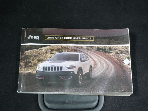 Used 2019 Jeep Cherokee Limited FWD image 24