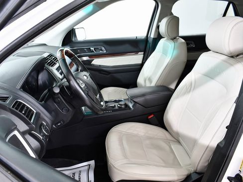 Used 2017 Ford Explorer Platinum image 6