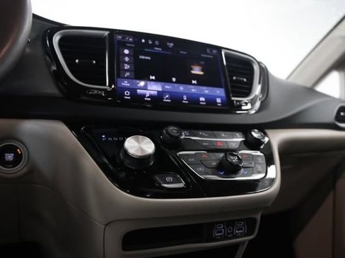 Used 2024 Chrysler Pacifica Touring-L FWD image 24