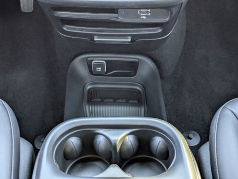 Used 2026 Chrysler Pacifica Select image 23