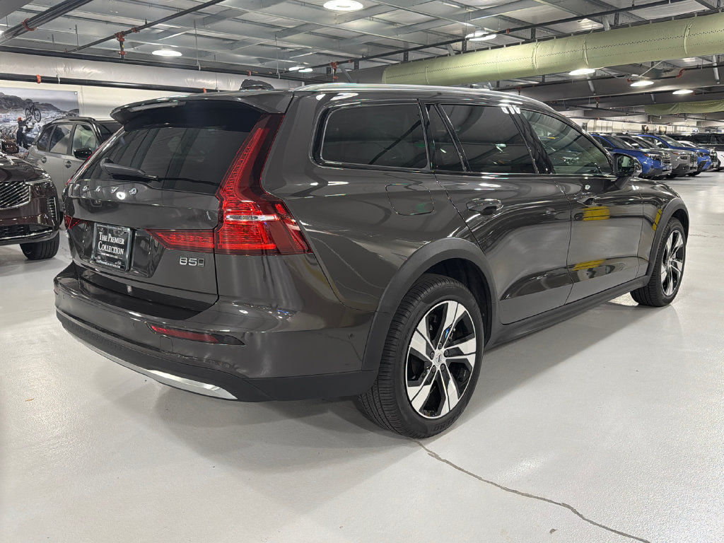 Certified 2025 Volvo V60 B5 Cross Country Plus AWD/4WD image 4