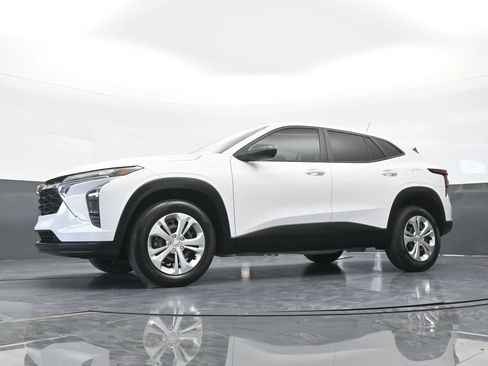 Used 2024 Chevrolet Trax LS FWD image 54