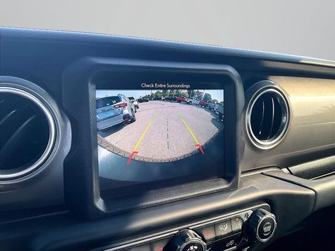 Used 2018 Jeep Wrangler Unlimited Sahara AWD/4WD image 22