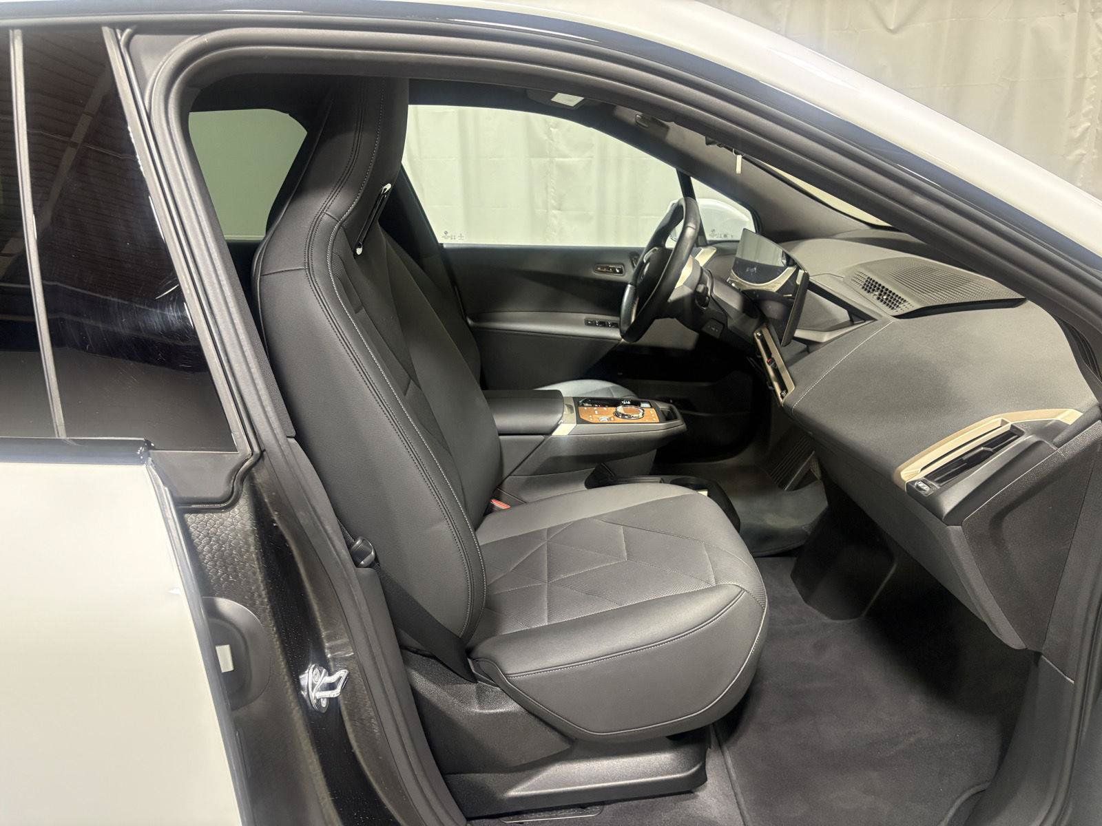 Used 2023 BMW iX xDrive50 w/ Premium Package AWD/4WD image 8