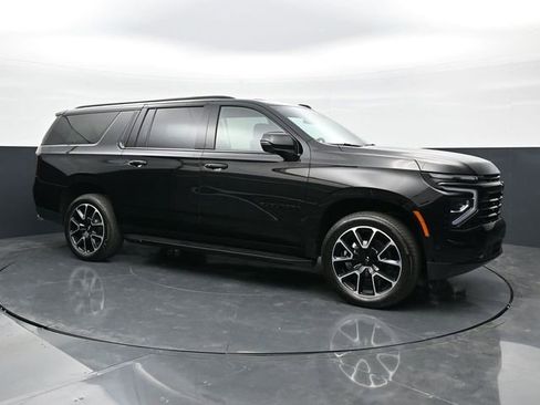 Used 2025 Chevrolet Suburban RST w/ Comfort Package AWD/4WD image 3