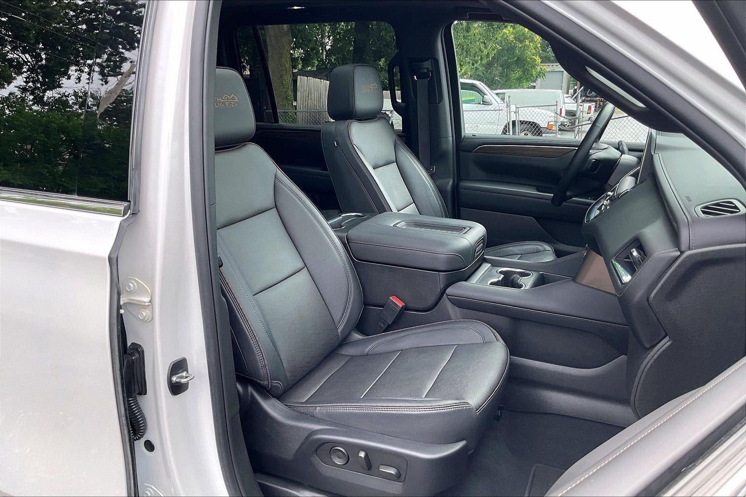 Used 2023 Chevrolet Suburban High Country w/ Premium Package AWD/4WD image 6