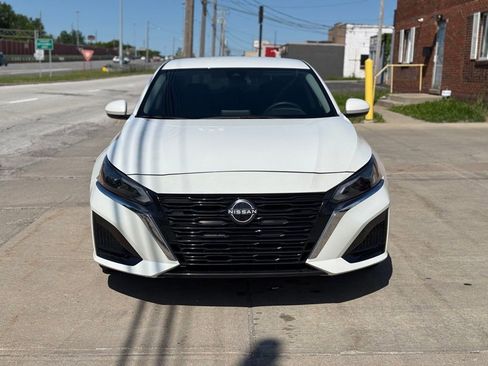 Used 2023 Nissan Altima 2.5 SV FWD image 2