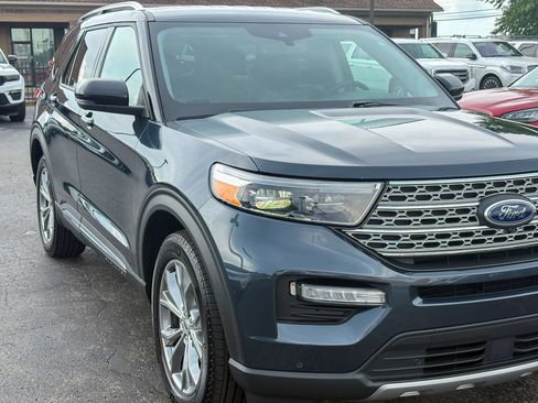 Used 2022 Ford Explorer Limited w/ Equipment Group 301A AWD/4WD image 3