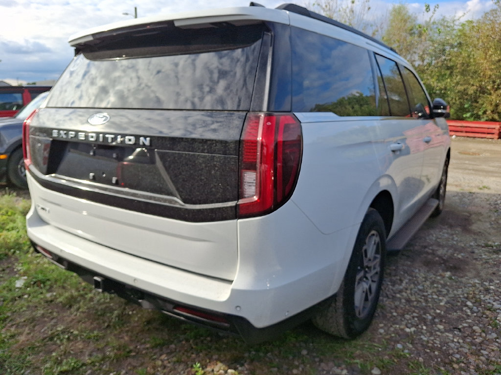 Used 2025 Ford Expedition Active AWD/4WD image 4